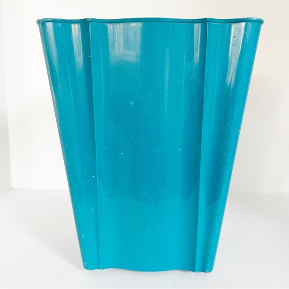 VINTAGE 1950’s turquoise blue scalloped edge plastic trashcan waste basket - Picture 4 of 8